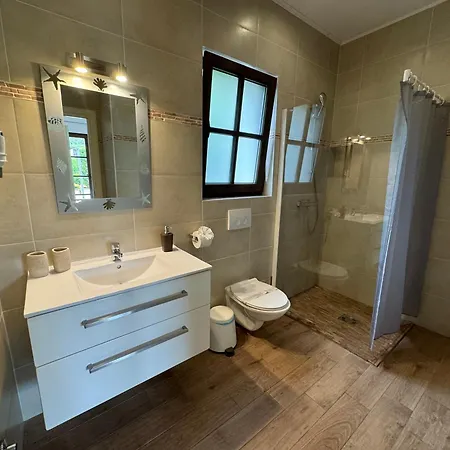 Vila Cecilia - 4 Bedrooms, 4 Bathrooms, Inside Heated Pool, Gym