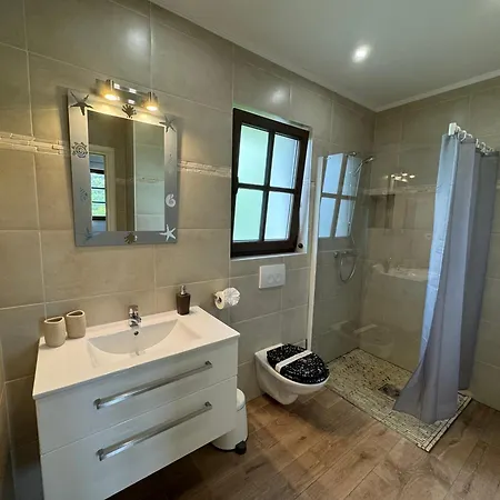 Cecilia - 4 Bedrooms, 4 Bathrooms, Inside Heated Pool, Gym Vila