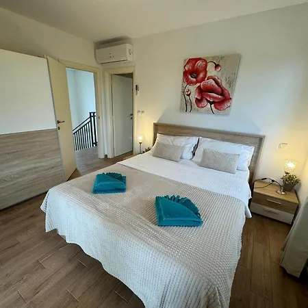 Cecilia - 4 Bedrooms, 4 Bathrooms, Inside Heated Pool, Gym *