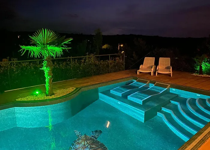 Cecilia - 4 Bedrooms, 4 Bathrooms, Inside Heated Pool, Gym *