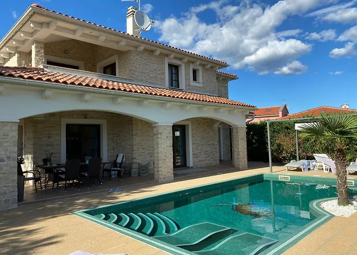 Cecilia - 4 Bedrooms, 4 Bathrooms, Inside Heated Pool, Gym Kornić
