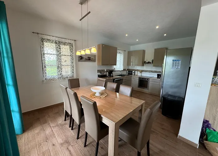 Cecilia - 4 Bedrooms, 4 Bathrooms, Inside Heated Pool, Gym וילה *