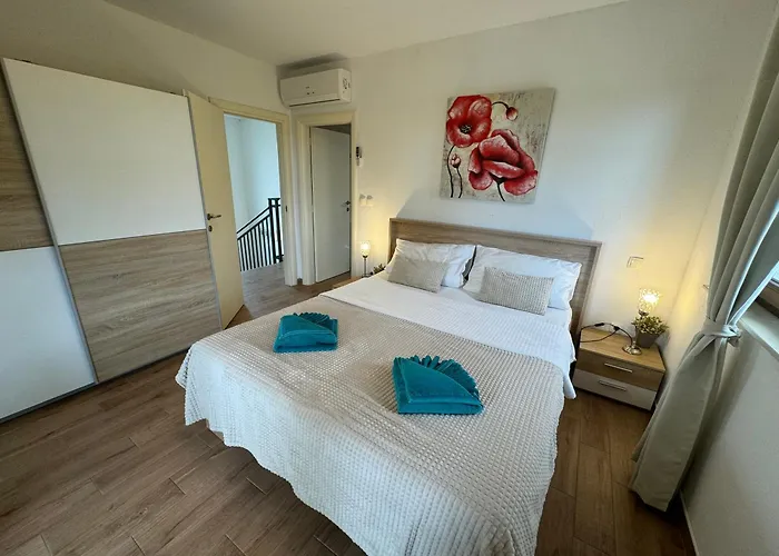 Cecilia - 4 Bedrooms, 4 Bathrooms, Inside Heated Pool, Gym *