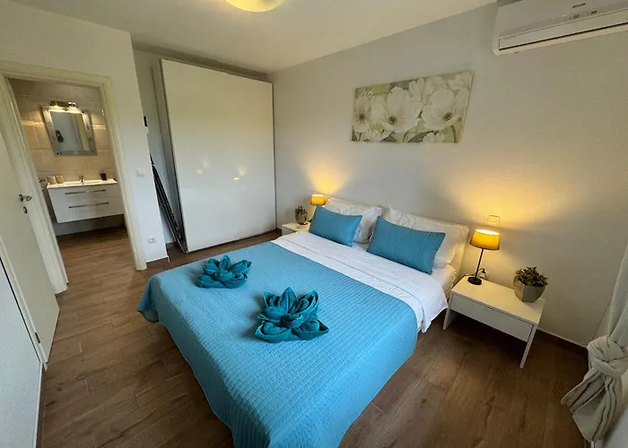 Cecilia - 4 Bedrooms, 4 Bathrooms, Inside Heated Pool, Gym וילה Kornić