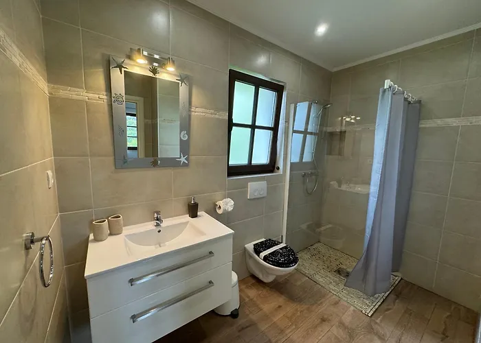Cecilia - 4 Bedrooms, 4 Bathrooms, Inside Heated Pool, Gym וילה