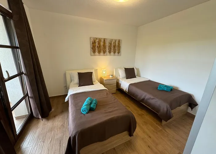 Cecilia - 4 Bedrooms, 4 Bathrooms, Inside Heated Pool, Gym