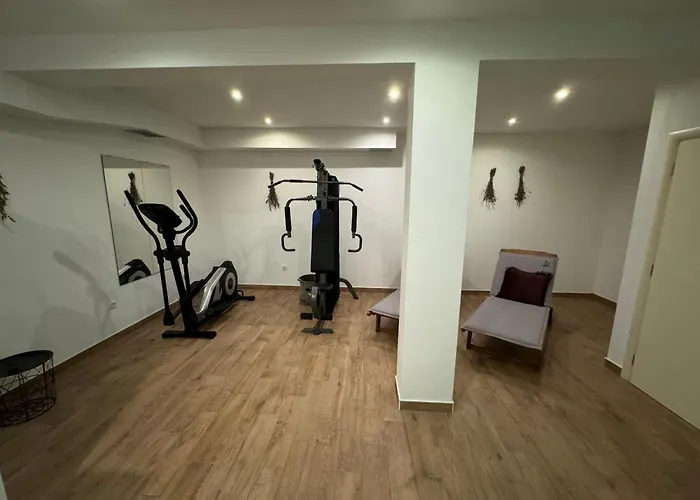 Cecilia - 4 Bedrooms, 4 Bathrooms, Inside Heated Pool, Gym וילה *