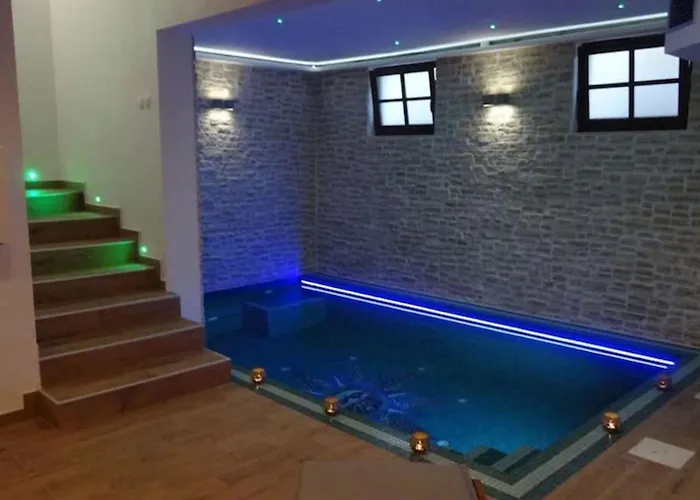 Cecilia - 4 Bedrooms, 4 Bathrooms, Inside Heated Pool, Gym וילה Kornić