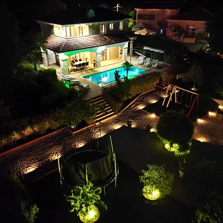Cecilia - 4 Bedrooms, 4 Bathrooms, Inside Heated Pool, Gym *