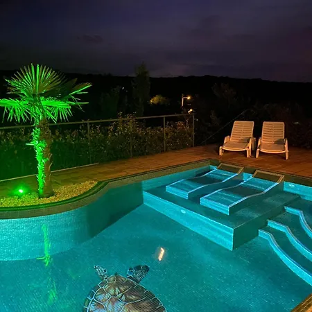 Cecilia - 4 Bedrooms, 4 Bathrooms, Inside Heated Pool, Gym *